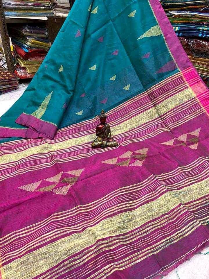 This is a new lota pata Jamdani saree featuring all-over work.
Product Details:
- Weave Type: Jamdani
- Design: All-over work